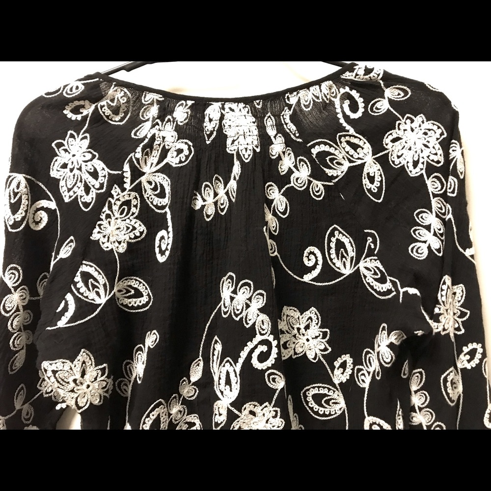 Beautiful Black & White Embroidered Floral Shirt! - Picture 3 of 8